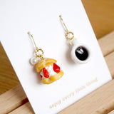 【法式幸福】草莓泡芙配熱咖啡．耳環(現貨) strawberry cream puff earrings