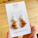 【牛角包系列】小牛角包與日本麻面仿珍珠．耳環(現貨) Petite Croissant with imitation pearls earrings