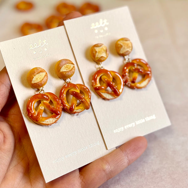 【幸福.烘焙麵包店系列】祈禱的雙臂.德國手腕包Pretzel.耳環(現貨)