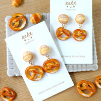 【幸福．烘焙麵包店系列】祈禱的雙臂．德國手腕包Pretzel．耳環(現貨)