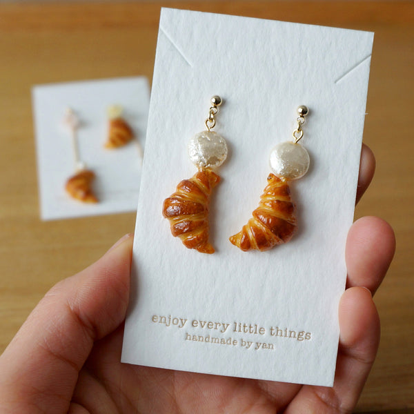 【牛角包系列】小牛角包與日本麻面仿珍珠．耳環(現貨) Petite Croissant with imitation pearls earrings